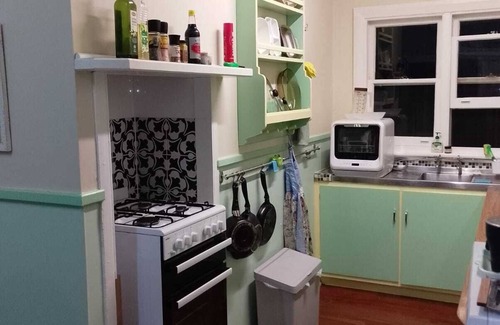 South Bunbury Cabaña | Albert Road Cottage: Comfy, vintage home near water & town