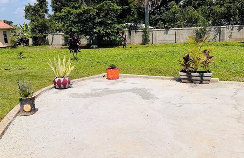 Gulu Cabaña | Alberto Gardens - One bedroom cottage in private grounds & free parking