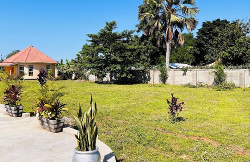 Northern Region Cabaña | Alberto Gardens - Two bedroom cottage in private grounds & free parking