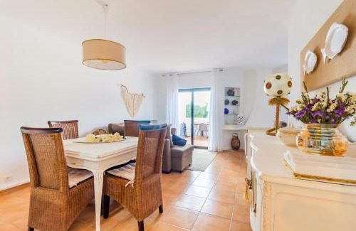 Alpouvar Apartamento | Albufeira Family Oasis with Pool