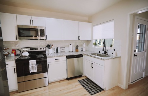 Northeast Heights Casa | Albuquerque Gem, 3BR w/ Yard near Uptown Shops & Entertainment. The White House