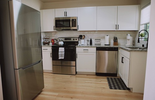 Northeast Heights Casa | Albuquerque Gem, 3BR w/ Yard near Uptown Shops & Entertainment. The White House