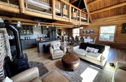 Eatonville Casa | Alder Lake Retreat Near Mt. Rainier, Sleeps 10, Swimming Pond, Jacuzzi, A/C,