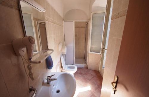 Rione XVIII Castro Pretorio Hostal | Alessandro Palace & Bar
