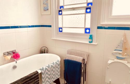 Worthing Apartamento | Alexandra Beach Haven - with parking