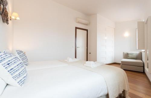 Santa Maria Maior Apartamento | Alfama Modern Two Bedroom Apartment w River View and Parking by LU Holidays