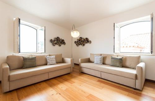 Santa Maria Maior Apartamento | Alfama Modern Two Bedroom Apartment w River View and Parking by LU Holidays
