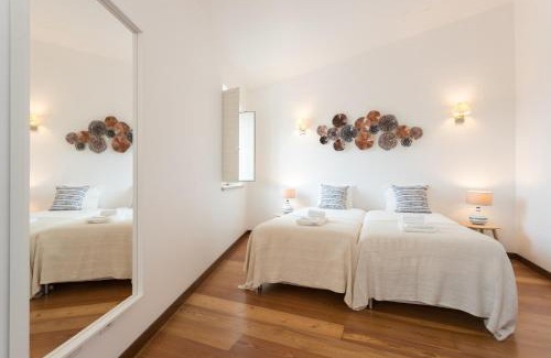 Santa Maria Maior Apartamento | Alfama Modern Two Bedroom Apartment w River View and Parking by LU Holidays