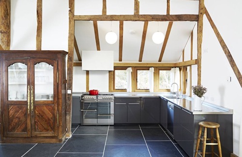 Bramfield Casa | Alfred's Barn tiene capacidad para 8 en 4 habitaciones