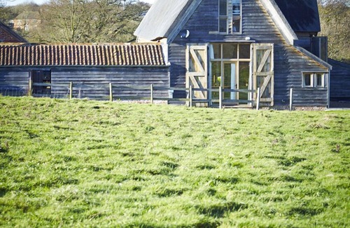 Bramfield Casa | Alfred's Barn tiene capacidad para 8 en 4 habitaciones