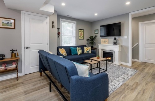 Barrie Casa | Alfred upper - luxury farm house - 3 levels