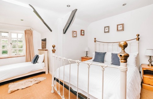 Kingsbridge Otro | Alfresco Family Farmhouse with Sauna, Hot Tubs and Wild Swim Adventure