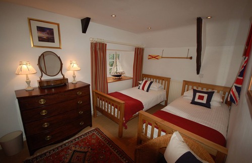 Kingsbridge Otro | Alfresco Family Farmhouse with Sauna, Hot Tubs and Wild Swim Adventure
