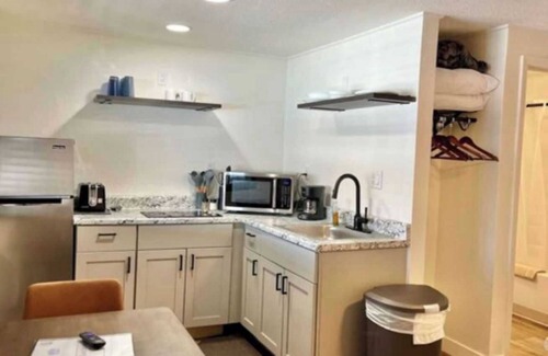 Lake of the Ozarks Apartamento | Alhonna Resort's 1 Bedroom Efficiency Unit 21
