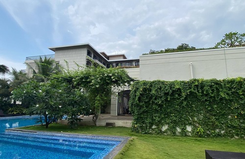 Alibaug Apartamento | Alibaug - Holiday Home Mountain and Pool view - Studio Apt