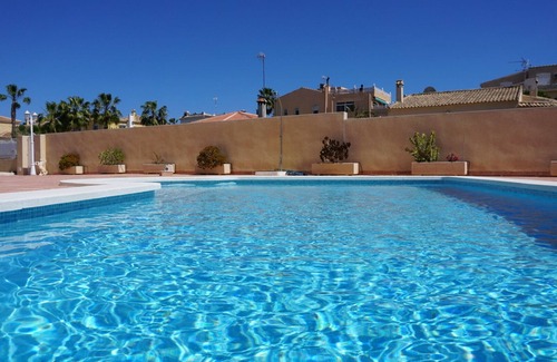 San Fulgencio Villa | Villa en Alicante con aire acondicionado y una piscina privada con gran área de sol de azulejos segura