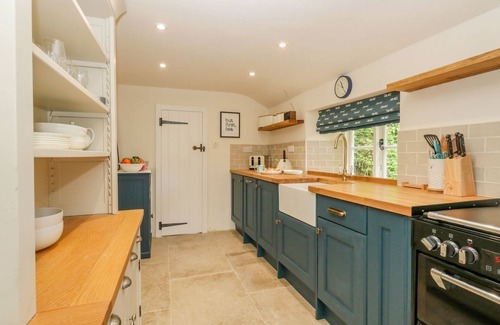 Bridport Cabaña | ALICE'S COTTAGE, pet friendly, with a garden in Burton Bradstock