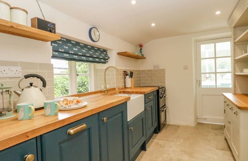 Bridport Cabaña | ALICE'S COTTAGE, pet friendly, with a garden in Burton Bradstock