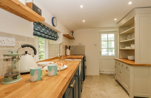Bridport Cabaña | ALICE'S COTTAGE, pet friendly, with a garden in Burton Bradstock