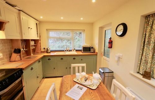 Looe Cabaña | Alice's Cottage, se encuentra en el hermoso valle arbolado en Watergate