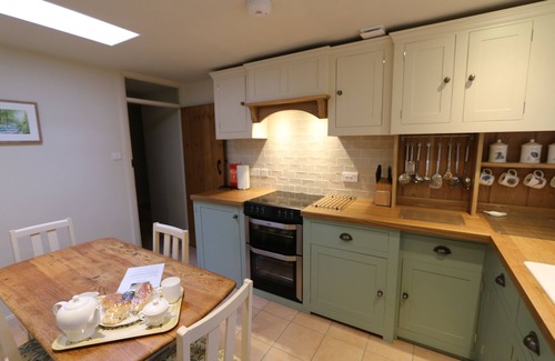 Looe Cabaña | Alice's Cottage, se encuentra en el hermoso valle arbolado en Watergate