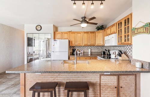 Kailua-Kona Condominio | Alii Villas # 301. Ojeada del océano. Aire acondicionado. Unidad cómoda!