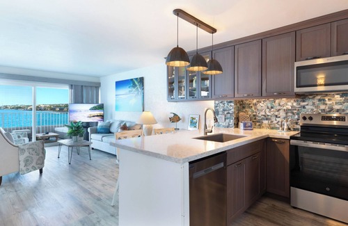 Kailua-Kona Condominio | Alii Villas #332 On Ocean Fantastic View. Watch Dolphins, boats and canoes go by