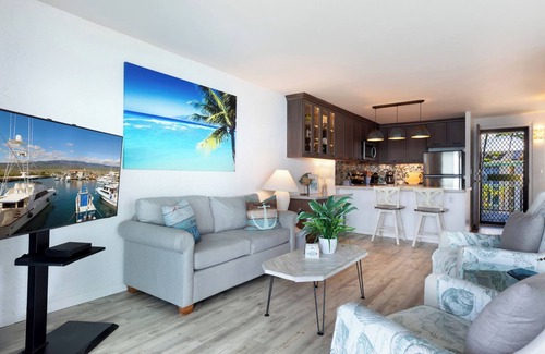 Kailua-Kona Condominio | Alii Villas #332 On Ocean Fantastic View. Watch Dolphins, boats and canoes go by
