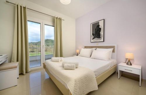 Parelia Apartamento | Aliki`s Luxury Suite with view, pet friendly!