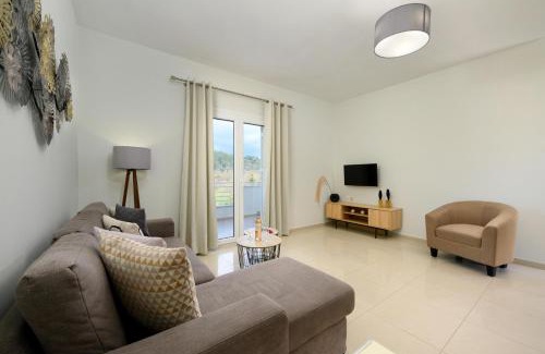 Parelia Apartamento | Aliki`s Luxury Suite with view, pet friendly!