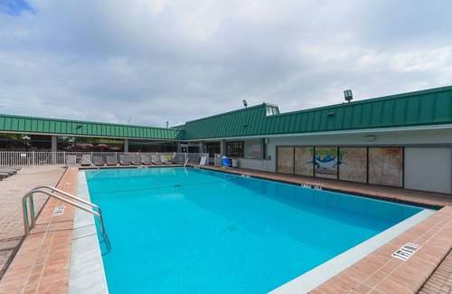 Trailer Estates Apartamento | ALL BRAND-NEW Waterfront room-Heated Pool, Tiki Bar, Gym