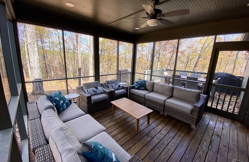 Tallassee Casa | All Decked Out | 3 Bed, 2 Bath