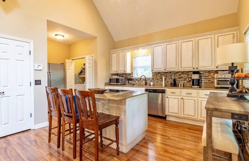 Counce Casa | All Decked Out- Elegant Pickwick Lake Living, Sleeps 10