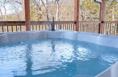 Hollister Casa | All New Cabin w Free Attraction Tickets-Pvt Hot Tub-Community Indoor Pool
