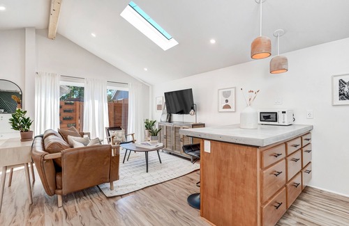 Broadmoor Cabaña | All-New Earthy Chic Casita in Prime Location