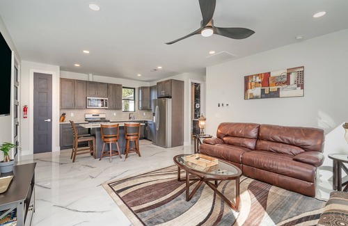 Matthews Apartamento | All New spacious cozy in-law suite 1BD minutes to highway 485 & 74