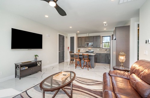 Matthews Apartamento | All New spacious cozy in-law suite 1BD minutes to highway 485 & 74