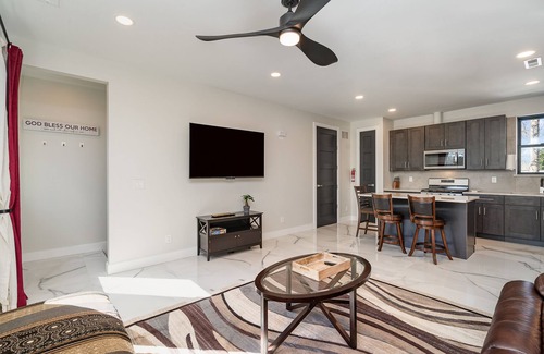 Matthews Apartamento | All New spacious cozy in-law suite 1BD minutes to highway 485 & 74