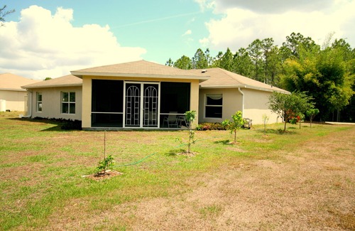 Joel Casa | ¡Presentamos el santuario de mariposas! Una villa de 3 dormitorios y 2 baños en Lehigh Acres