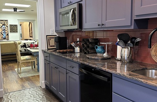 Granbury Cabaña | All Remodeled 5 STAR. Steps to square! 3 Bedroom 2 Bath Front Half of cottage.