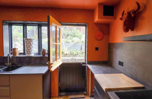 Old Town Hastings Cabaña | ALL SAINTS, pet friendly, character holiday cottage in Hastings