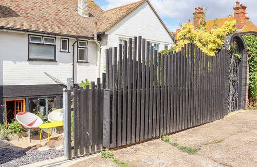 Old Town Hastings Cabaña | ALL SAINTS, pet friendly, character holiday cottage in Hastings