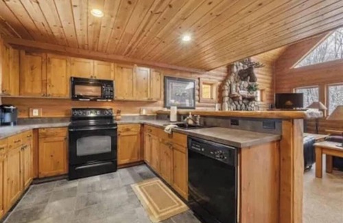 Boyne City Cabina | All Season Adventure - Hot Tub - Luxe Cabin on Boyne Mountain
