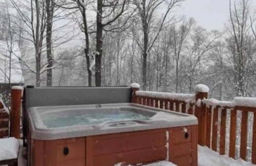 Boyne City Cabina | All Season Adventure - Hot Tub - Luxe Cabin on Boyne Mountain