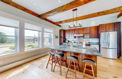 Waterbury Center Apartamento | All-season escape in a vintage farmhouse with updated interior & on-site hot tub