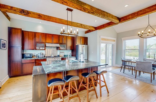 Waterbury Center Apartamento | All-season escape in a vintage farmhouse with updated interior & on-site hot tub