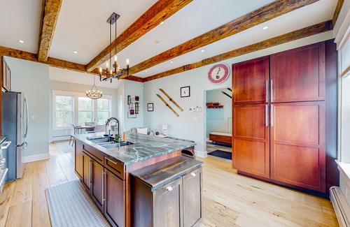 Waterbury Center Apartamento | All-season escape in a vintage farmhouse with updated interior & on-site hot tub