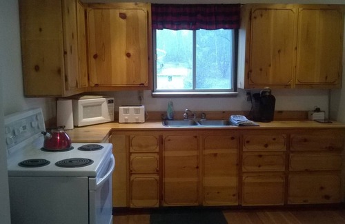 Bancroft Cabaña | Todas las estaciones Lakeview Cottage con chimenea de piedra