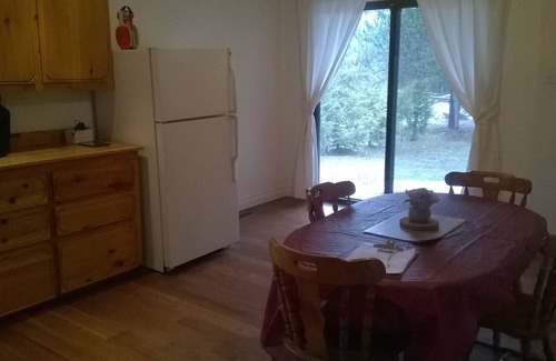 Bancroft Cabaña | Todas las estaciones Lakeview Cottage con chimenea de piedra