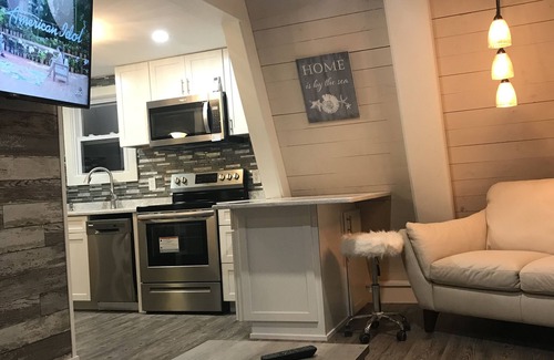 Narragansett Casa | All Season Rental !!!!! Renovated; 5 min.Walk to Scarborough beach!